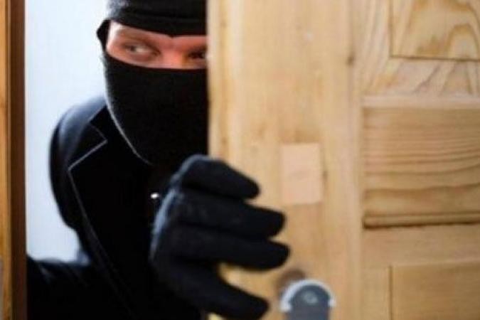 جهود مكثفة لكشف غموض واقعة سرقة 100 الف جنية ومشغولات ذهبية من داخل شقة بالتجمع الاول