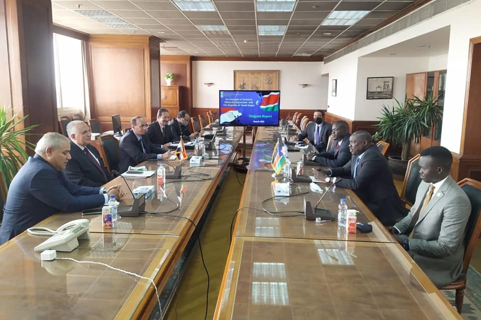 وزير الري يبحث مع نظيره بجنوب السودان يبحثان سُبل تعزيز التعاون المشترك