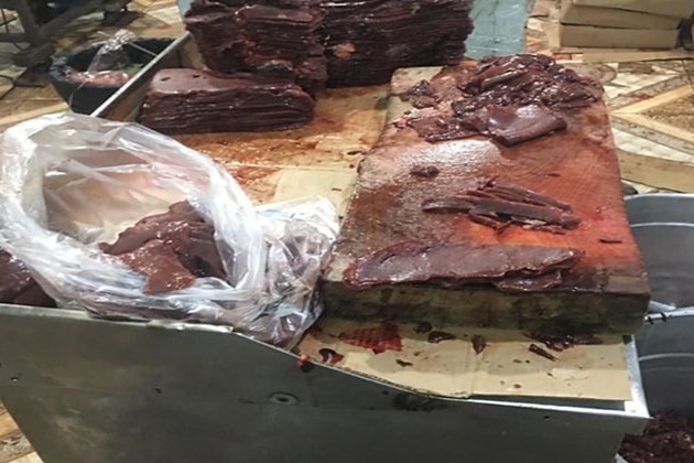 ضبط 2طن لحوم مجهولة المصدر داخل مصنع بدون ترخيص بالمرج