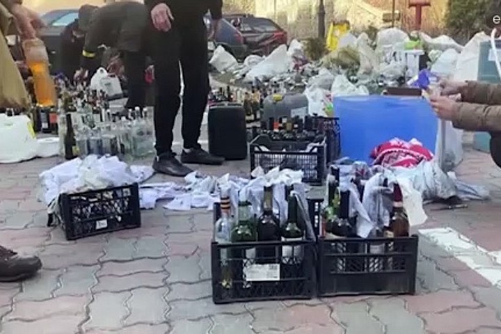 شاهد .. الأوكرانيون يلجأون لصناعة قاذفا لإطلاق المولوتوف على القوات الروسية