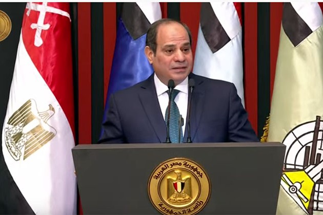 شاهد .. السيسي يكرم أسر شهداء الجيش بالندوة التثقيفية للقوات المسلحة