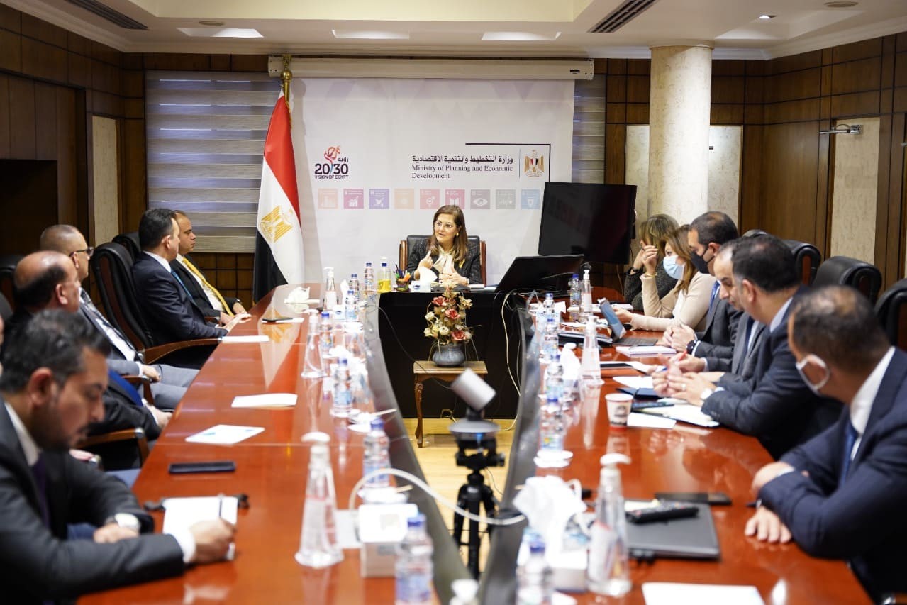 رئيس هيئة الأوراق المالية العراقية يناقش مع وزيرة التخطيط الاستثمار فى صندوق مصر السيادي