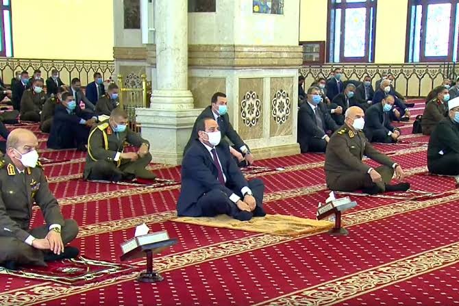 الرئيس السيسي يؤدي صلاة الجمعة بمسجد المشير
