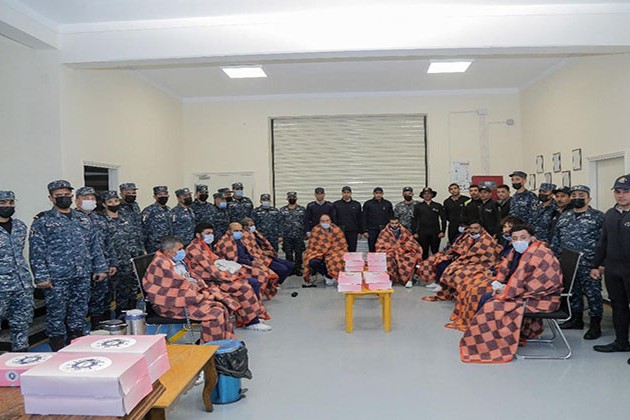 القوات البحرية تنقذ طاقم سفينة نقل بضائع بعد تعرضها للغرق