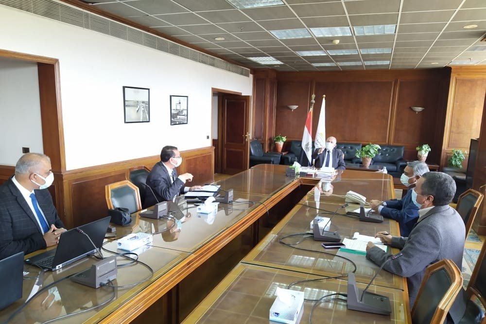 وزير الري يتابع موقف المشروعات القومية الكبرى الجارى تنفيذها فى مجال إعادة استخدام المياه