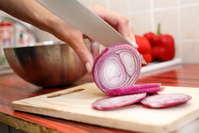 أهمها الوقاية من السرطان.. 5 فوائد وراء تناول شوربة البصل