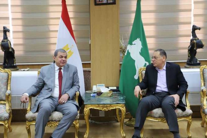 القوى العاملة: تسليم 4649 وثيقة تأمين تكافلي للعمالة غير المنتظمة بالشرقية