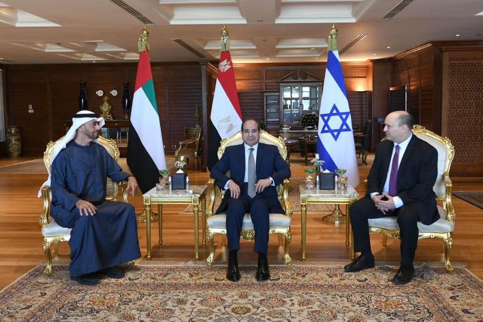السيسى يلتقى محمد بن زايد ورئيس وزراء إسرائيل