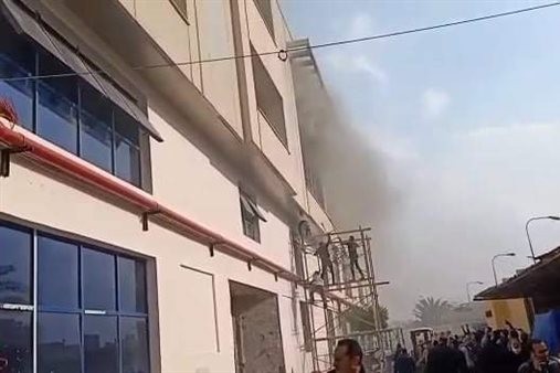 الدفع بسيارات إطفاء اضافية وإستخدام السلالم الهيدرولكية لاخماد حريق مصنع الروبيكي بمدينة بدر