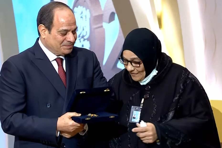 السيسي يكرم عددًا من الأمهات المثاليات ويمنحهن وسام الكمال من الطبقة الثانية