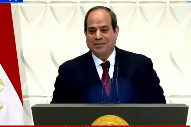 شاهد .. السيسي : أنا واحد من المجتمع بسمع وأشوف الست بتعمل إيه
