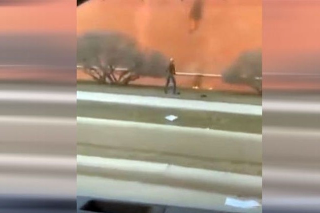 شاهد .. مجهول يلقي مولوتوف على الرئاسة الروسية