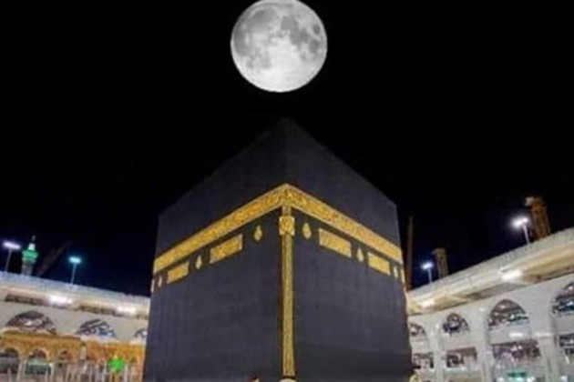 رئاسة شئون الحرمين تنفذ الصيانة الدورية لثوب الكعبة المشرفة