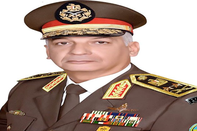 وزير الدفاع يلتقى مقاتلي الجيش الثالث الميداني والمنطقة المركزية العسكرية