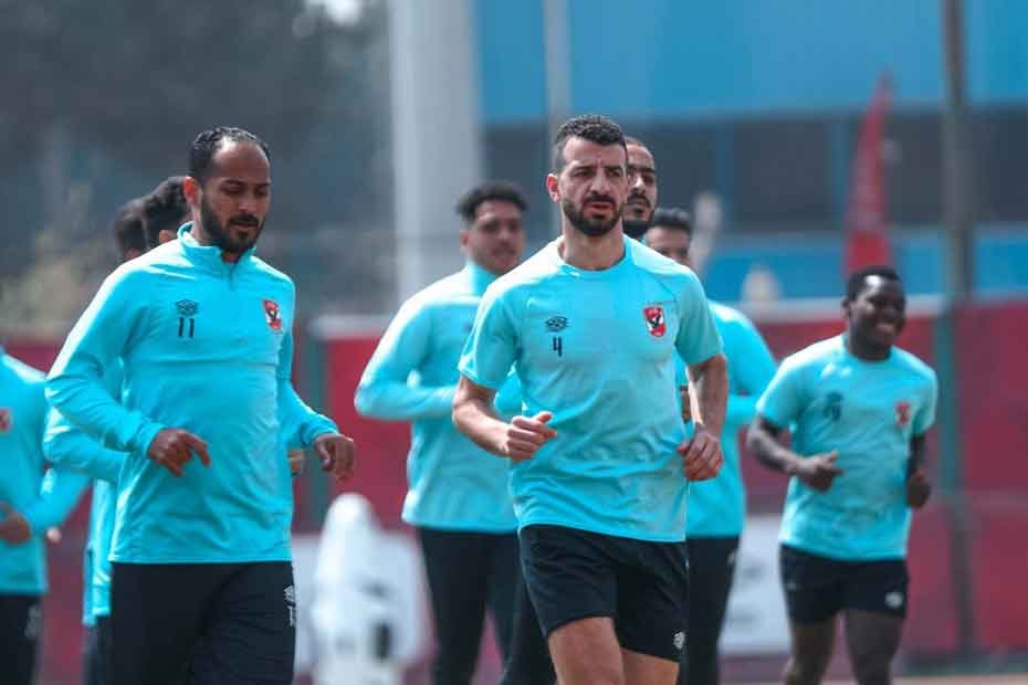 تدريبات بدنية وتقسيمة قوية بين اللاعبين في مران الأهلي