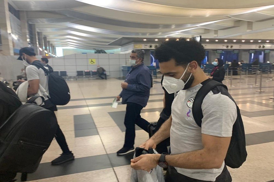 شاهد .. وصول بعثة المنتخب الوطني إلى مطار القاهرة والحزن يسيطر على الوجوه