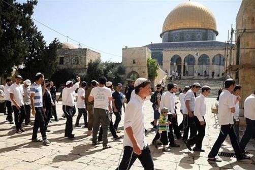 مستوطنون يقتحمون باحات المسجد الأقصى بحماية شرطة الاحتلال الإسرائيلي