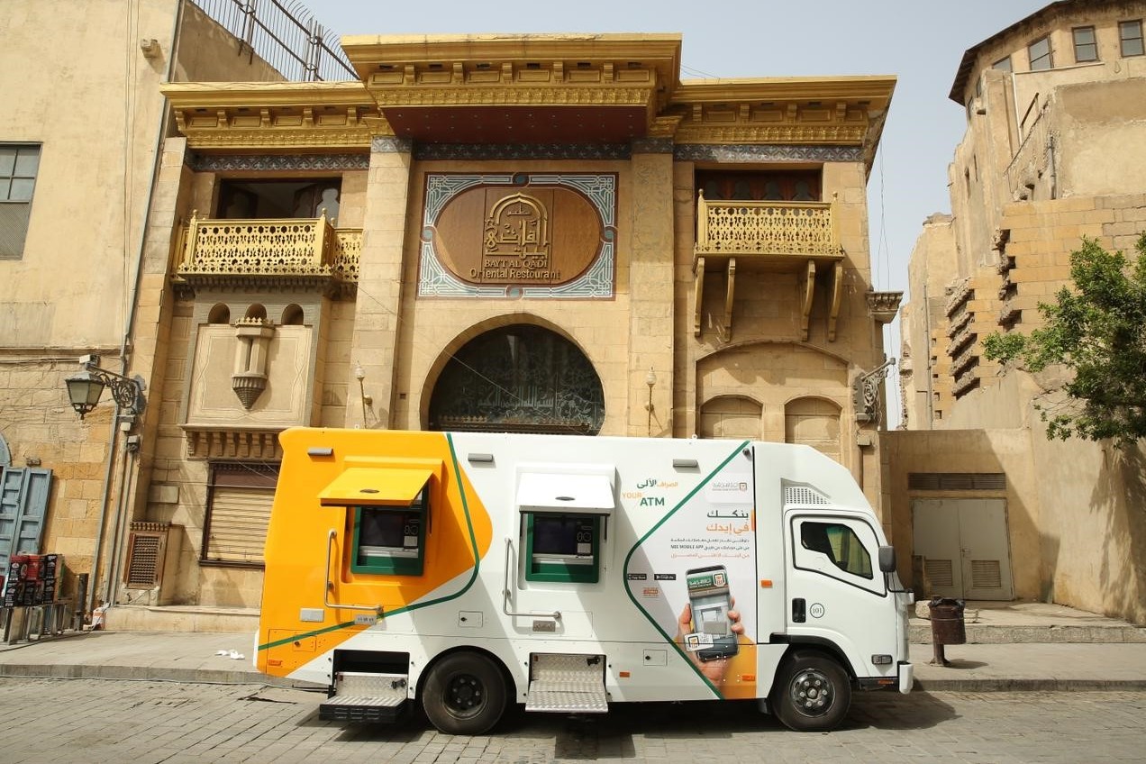 البنك الأهلي يوفر سيارات صراف آلي متنقلة بشارع المعز لمواكبة الإقبال خلال شهر رمضان