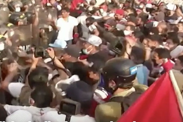 شاهد .. بسبب أوكرانيا وروسا: اشتباكات عنيفة وفوضى عارمة في بيرو