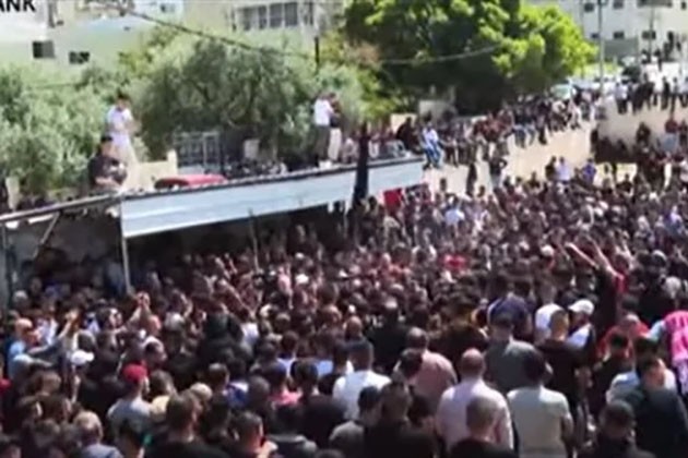 جنازة مهيبة لفلسطيني استشهد خلال عملية لجيش الاحتلال في مخيم جنين