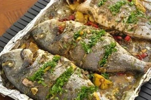 بالثوم والخضراوات.. طريقة عمل السمك المشوي
