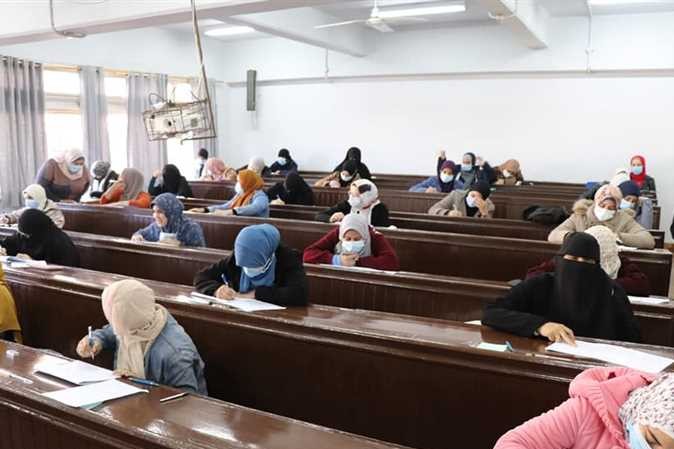 التعليم العالي تنفي تأجيل امتحانات الفصل الدراسي الثاني بالجامعات والمعاهد