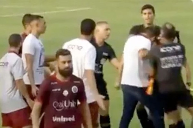 مدير فني يضرب حكمة راية بالرأس في البرازيل