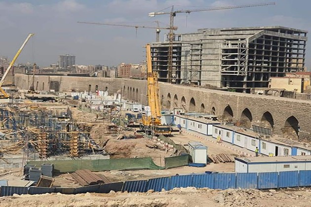 الانتهاء من أعمال الهيكل الخرسانى لـ77 عمارة بسور مجرى العيون