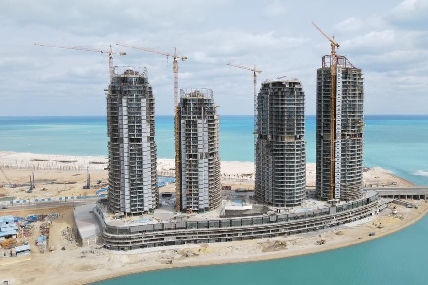 وزير الإسكان يتابع المشروعات الجاري تنفيذها بمدينة العلمين الجديدة