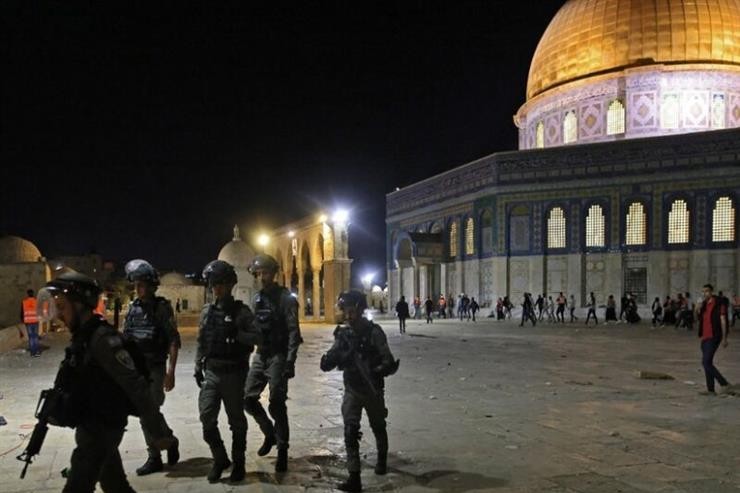 شاهد.. اقتحام قوات الاحتلال المسجد القبلي في الأقصى
