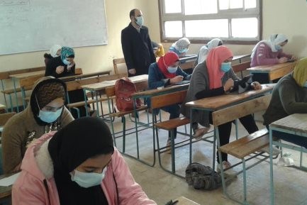 طلاب أولى ثانوي يؤدون الامتحان التدريبي في مادة الفلسفة على التابلت