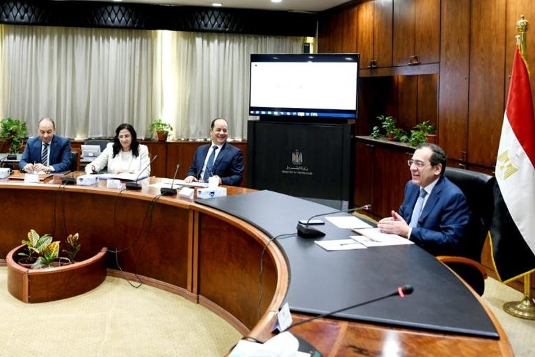 وزير البترول يتابع معدلات التوسع في توصيل الغاز الطبيعي للمنازل