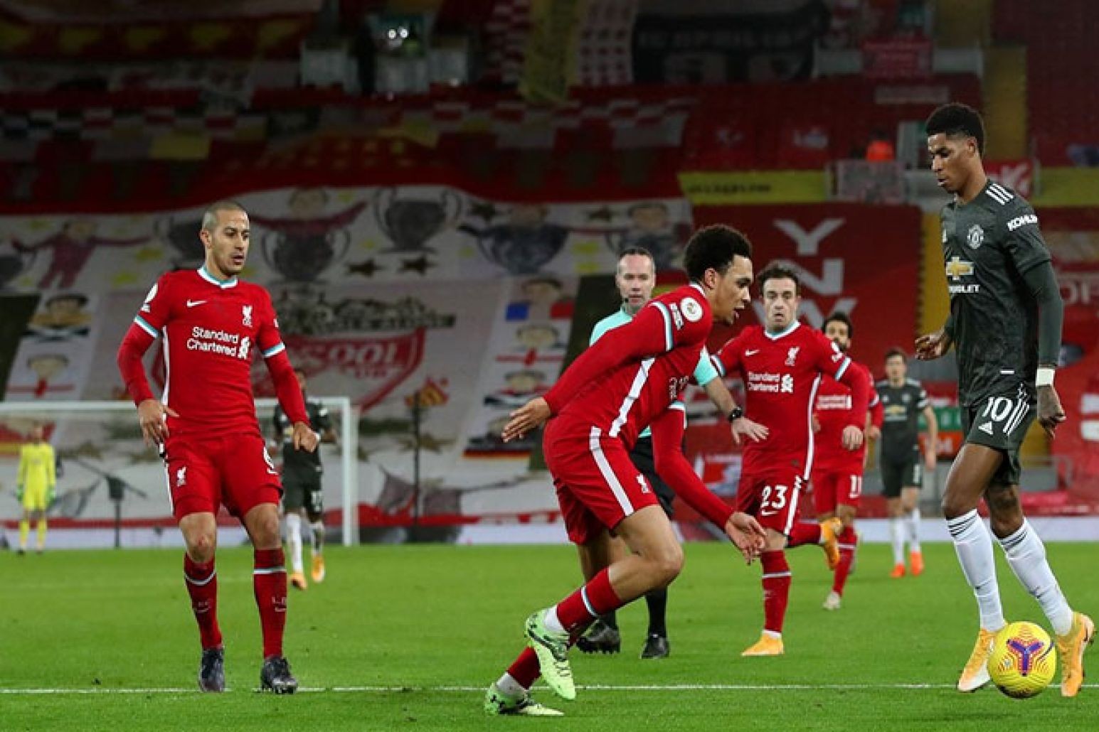 ليفربول في اختبار صعب أمام مانشستر يونايتد الليلة