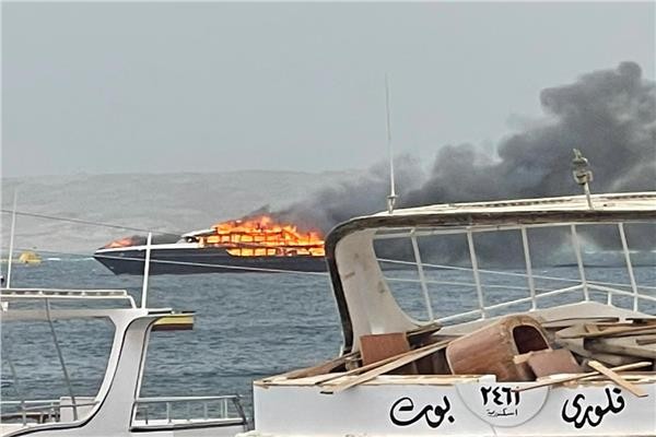 إخماد حريق ضخم التهم مركب سياحي في الغردقة