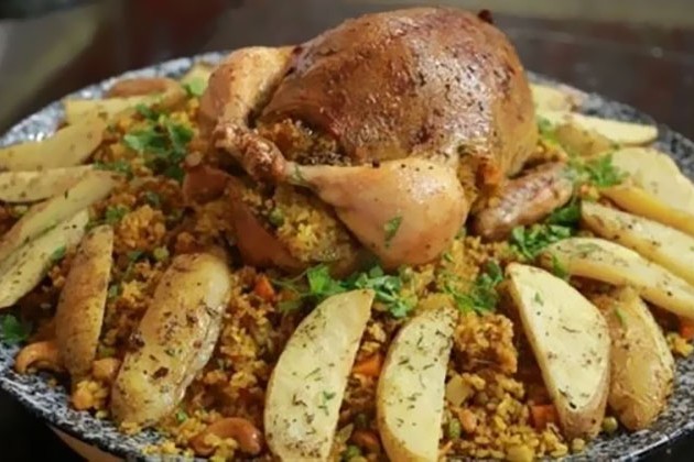 طريقة عمل أرز بخاري بالدجاج وسلطة خضار والحلو بقلاوة