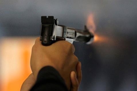 «زوج الاثنتين» يطلق النار على زوجتيه في مقتل.. والملابس تفضح جريمته