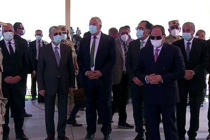 السيسي يستمع لشرح تفصيلى عن معدات حصاد القمح فى توشكى