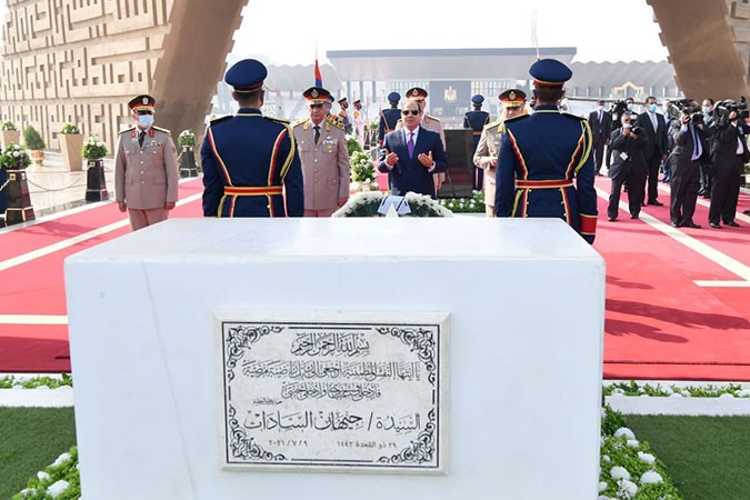 شاهد .. السيسي السيسي يضع إكليل زهور على النصب التذكارى بمناسبة تحرير سيناء