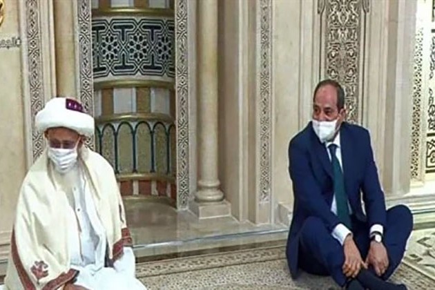 شاهد.. السيسي يستمع لتلاوة القرآن الكريم بمسجد الحسين