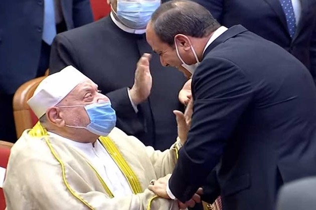 السيسي يصافح الدكتور أحمد عمر هاشم عند وصوله مقر الاحتفال بليلة القدر