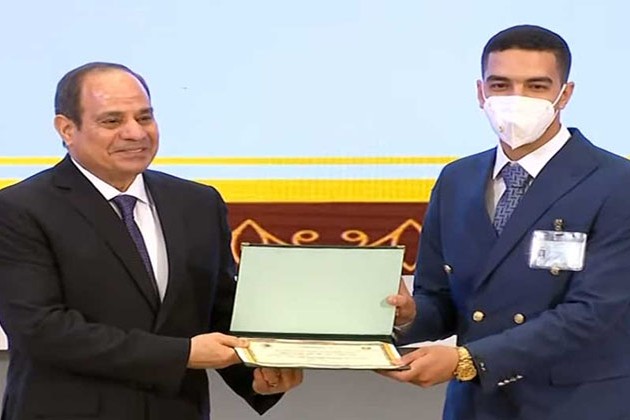 شاهد.. السيسي يكرم الفائزين في مسابقة القرآن الكريم