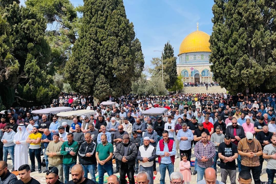شاهد .. 160 ألف مصل يؤدون صلاة الجمعة الأخيرة من رمضان بالأقصى