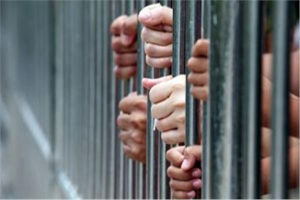 حبس 18 عاطلا لحيازتهم مواد مخدرة في القليوبية