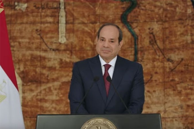 السيسي للعمال في عيدهم : بالعمل تبنى الأمم الحضارات