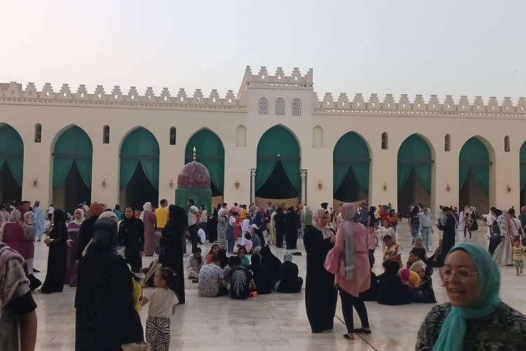 صور.. المئات يؤدون صلاة عيد الفطر المبارك في المعز