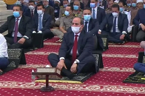 الرئيس السيسي يستمع إلى خطبة عيد الفطر المبارك من مسجد المشير طنطاوي