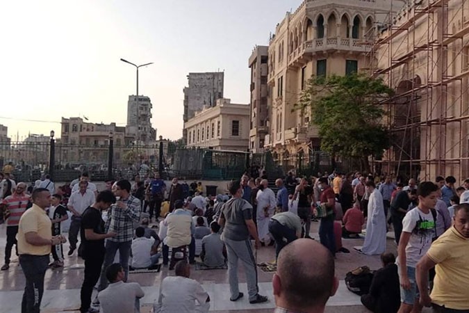 مئات المصلين يؤدون صلاة عيد الفطر بمسجد السيدة زينب