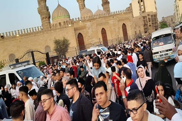 صور.. الآلاف يؤدون صلاة عيد الفطر المبارك في جامع الأزهر