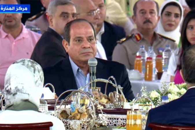 شاهد .. حوار جانبي بين السيسي ومجموعة من الإعلاميين