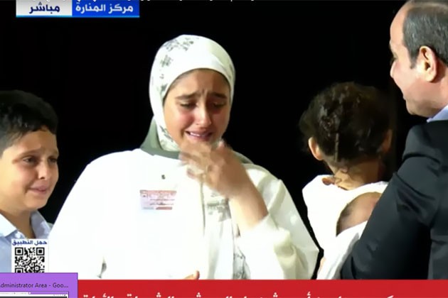 شاهد .. لحظة مؤثرة بين الرئيس السيسي وأسرة الشهيد محمد محمود